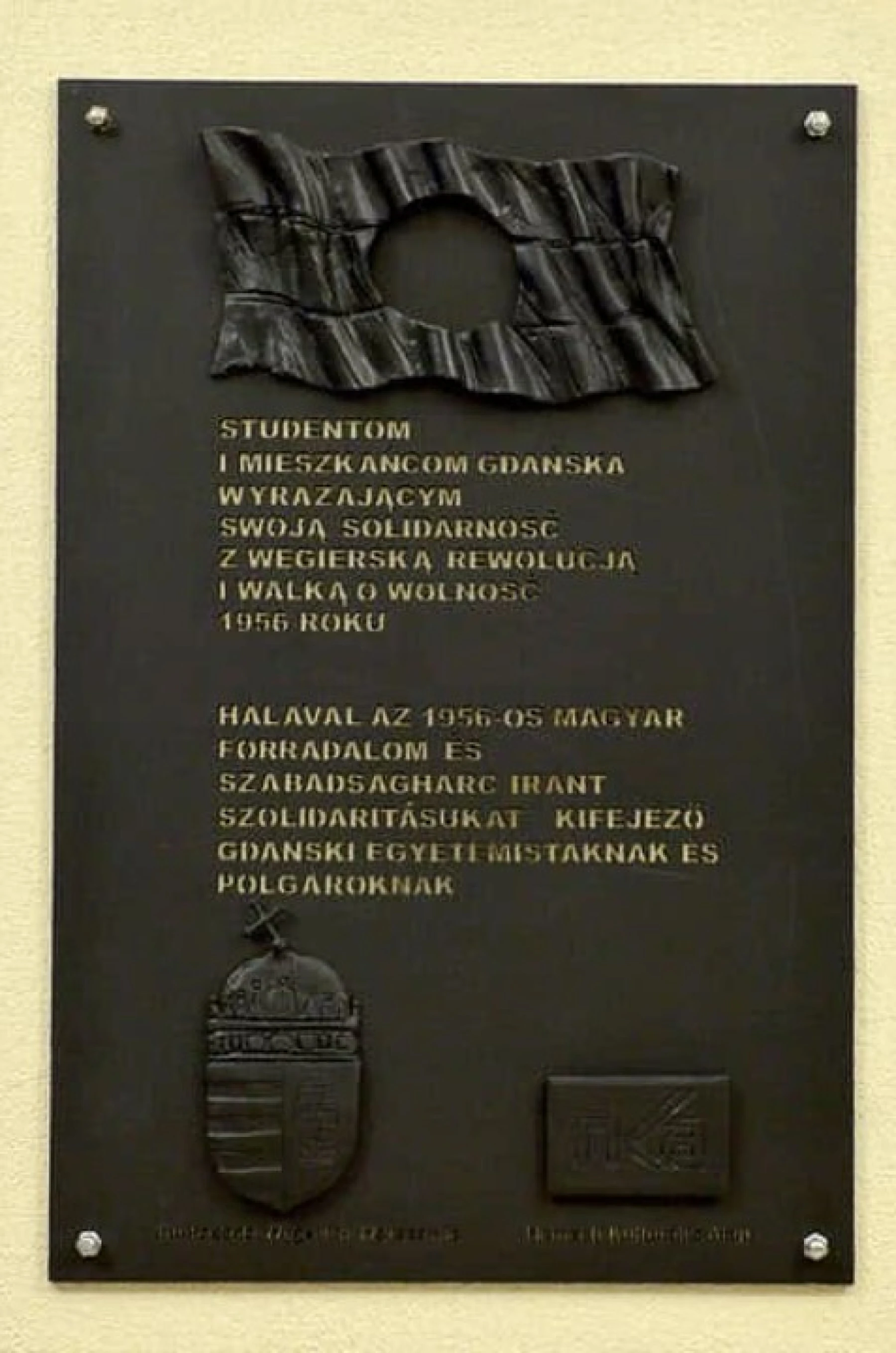 In memory of the assistance provided by the citizens of Gdańsk and the Gdańsk University of Technology to Hungarians in 1956